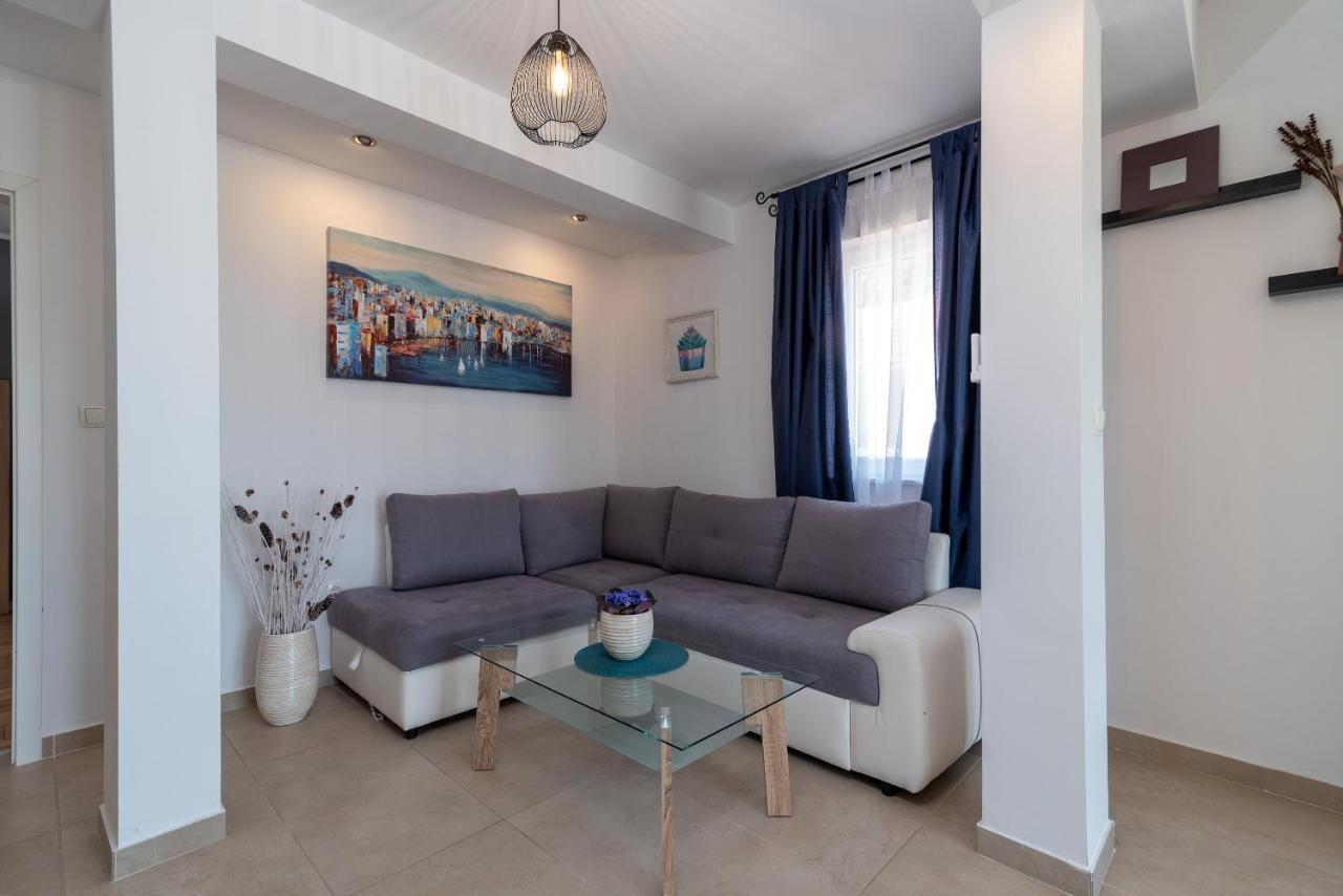 Apartments Dobrila Kaštel Novi Екстериор снимка