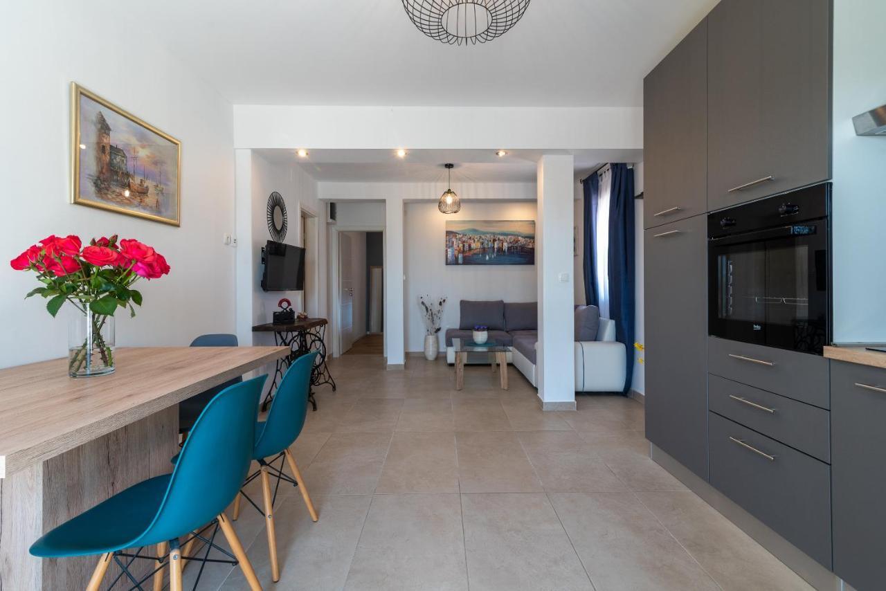 Apartments Dobrila Kaštel Novi Екстериор снимка
