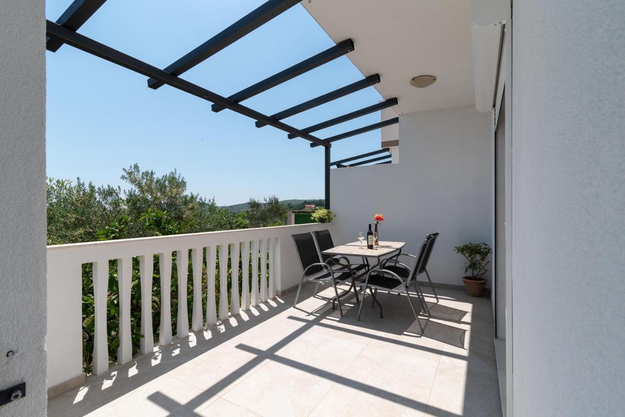 Apartments Dobrila Kaštel Novi Екстериор снимка