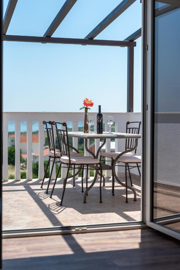 Apartments Dobrila Kaštel Novi Екстериор снимка