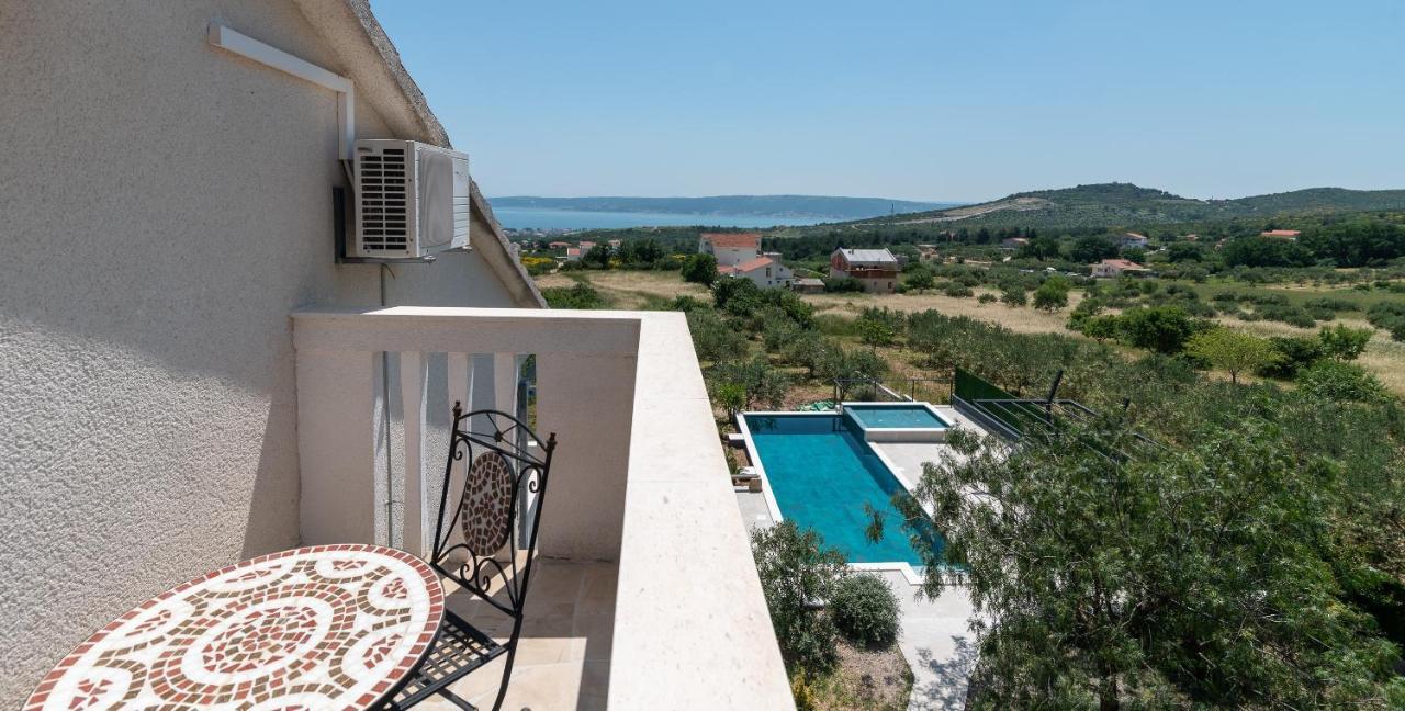 Apartments Dobrila Kaštel Novi Екстериор снимка