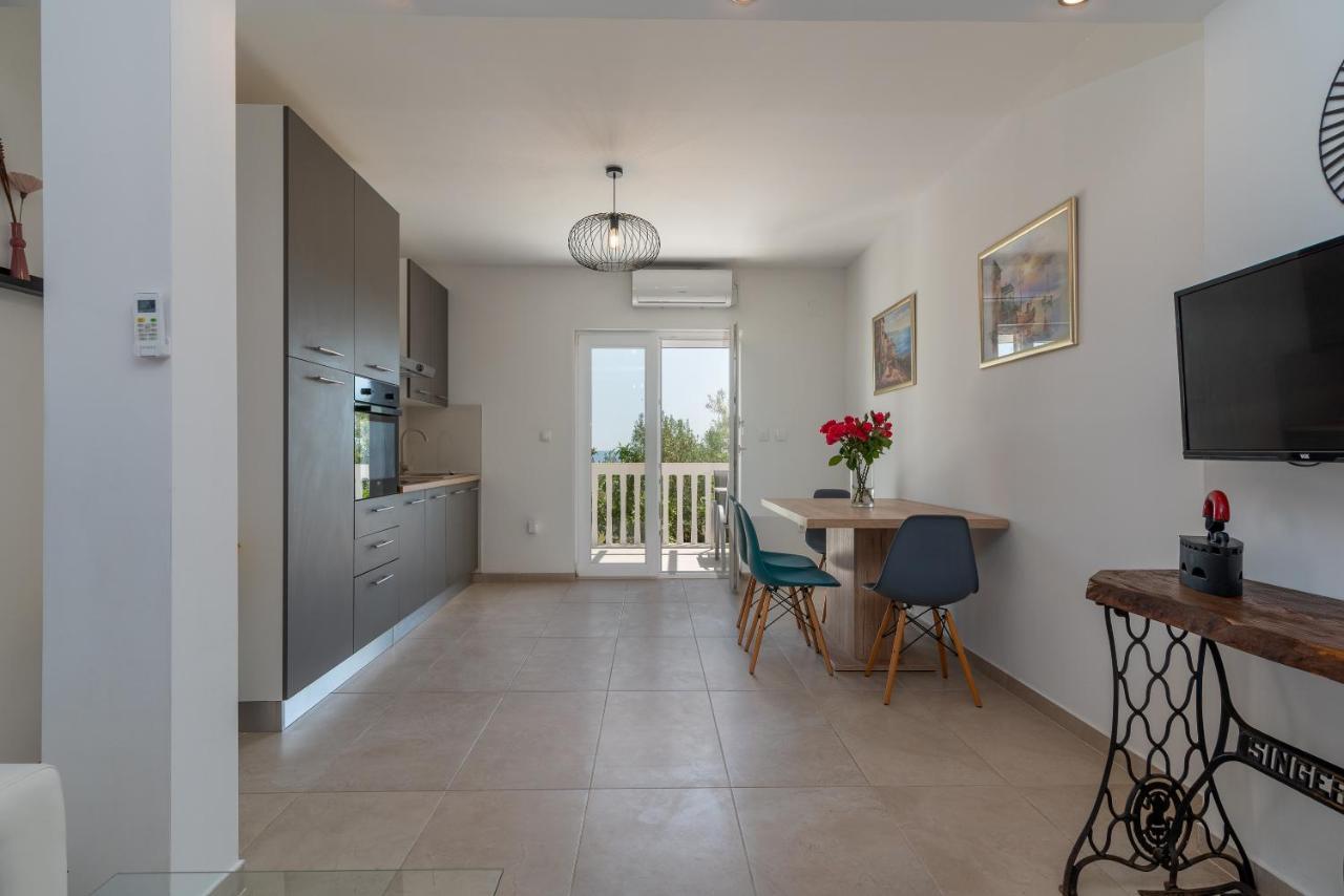 Apartments Dobrila Kaštel Novi Екстериор снимка