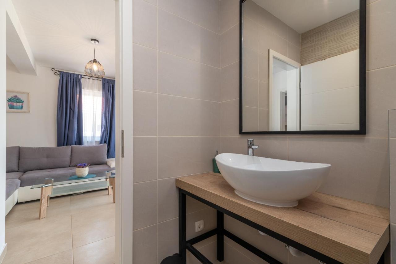 Apartments Dobrila Kaštel Novi Екстериор снимка