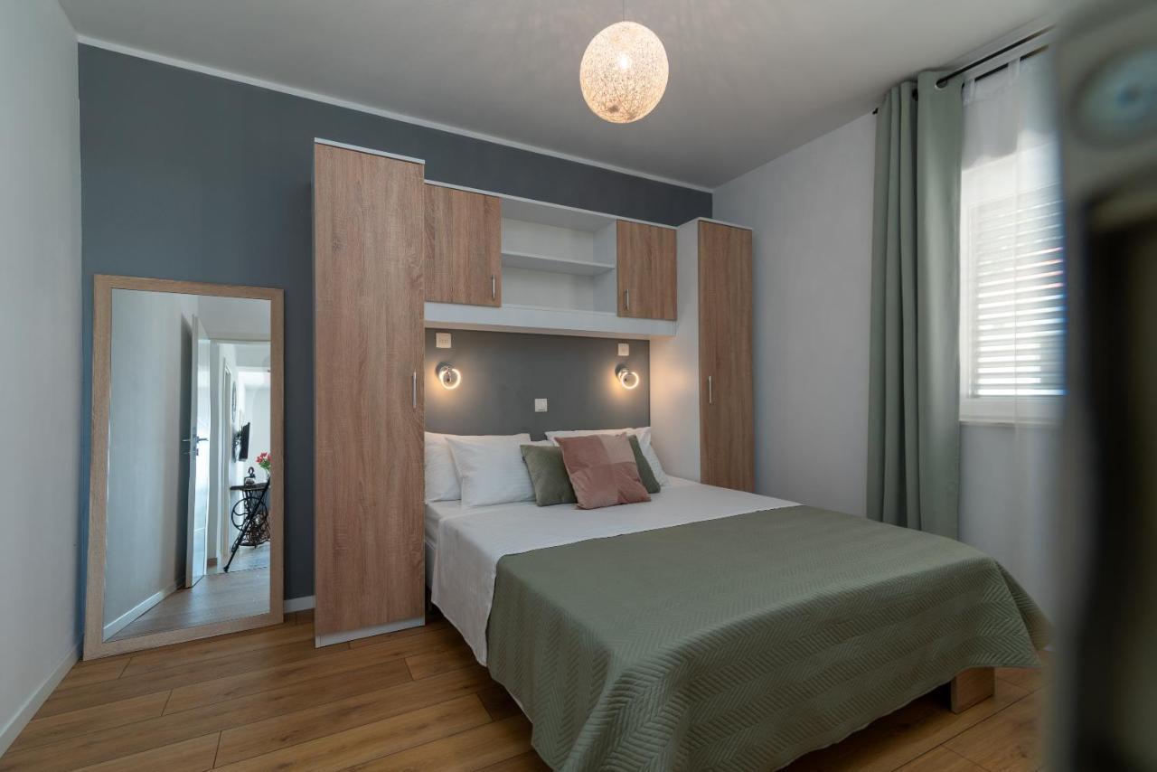 Apartments Dobrila Kaštel Novi Екстериор снимка
