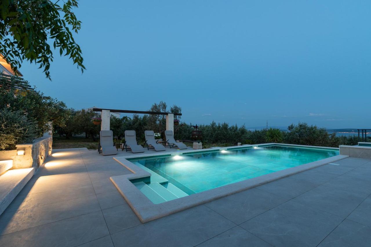 Apartments Dobrila Kaštel Novi Екстериор снимка