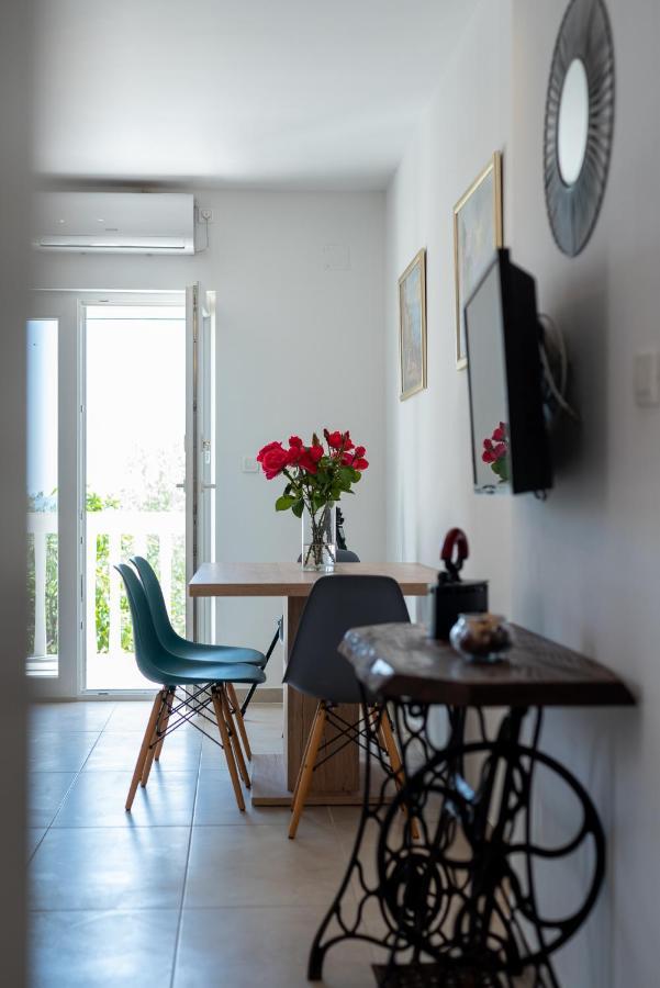 Apartments Dobrila Kaštel Novi Екстериор снимка