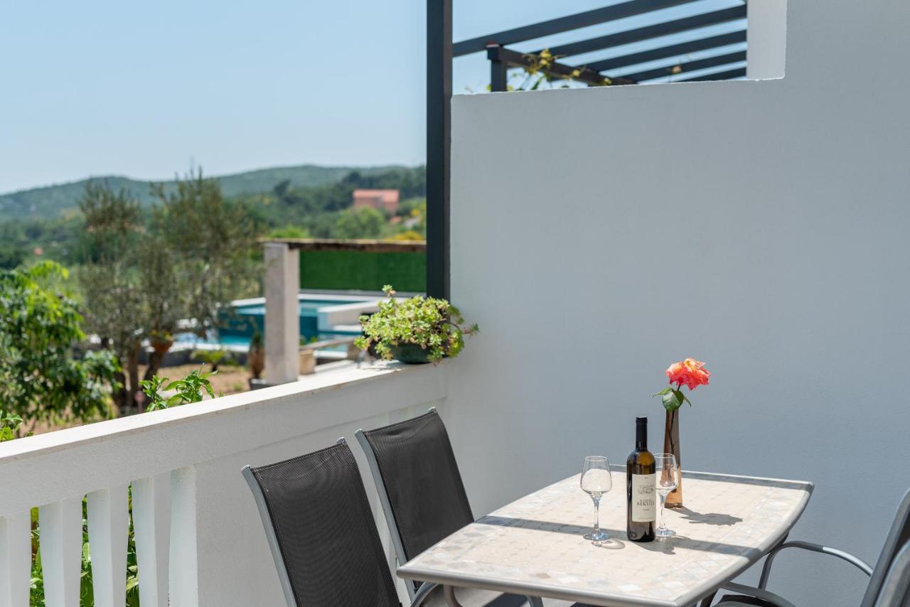 Apartments Dobrila Kaštel Novi Екстериор снимка