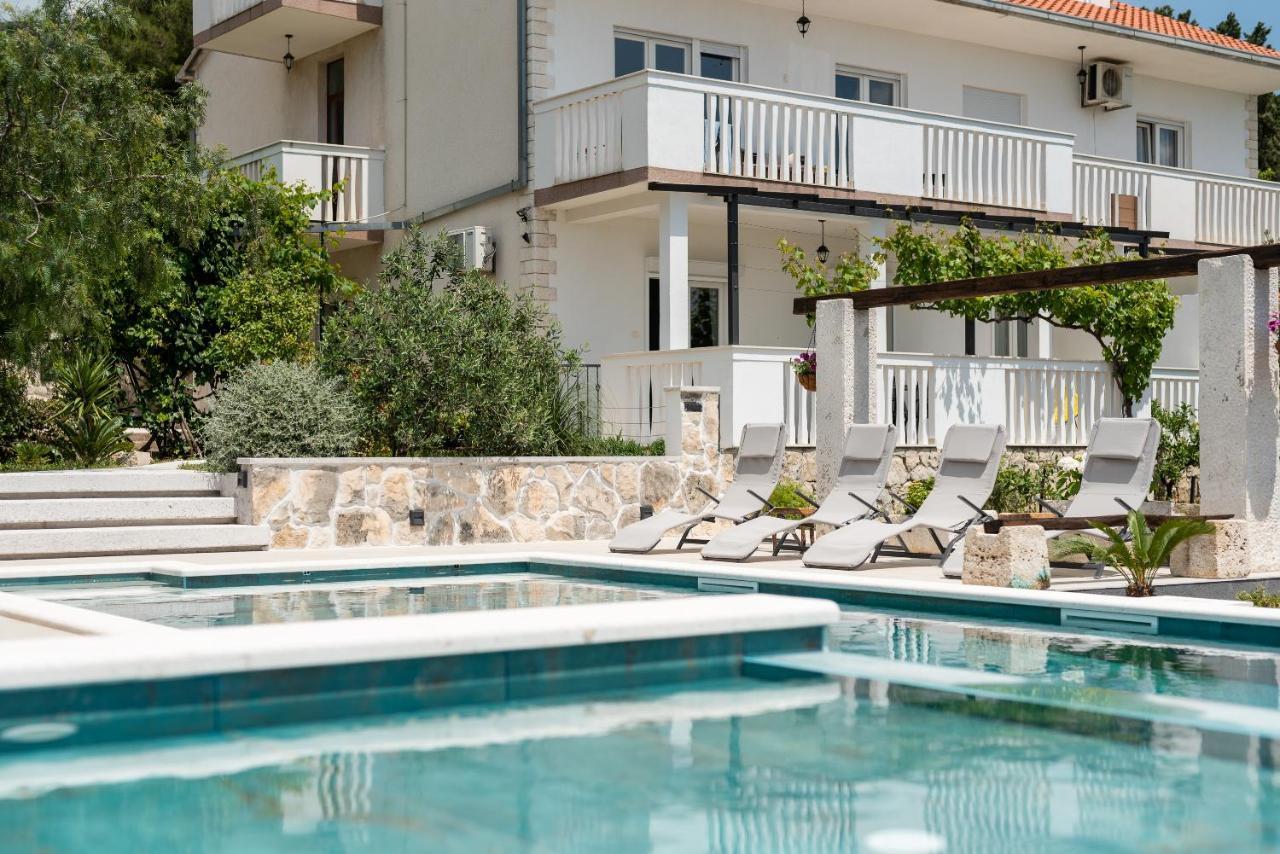 Apartments Dobrila Kaštel Novi Екстериор снимка