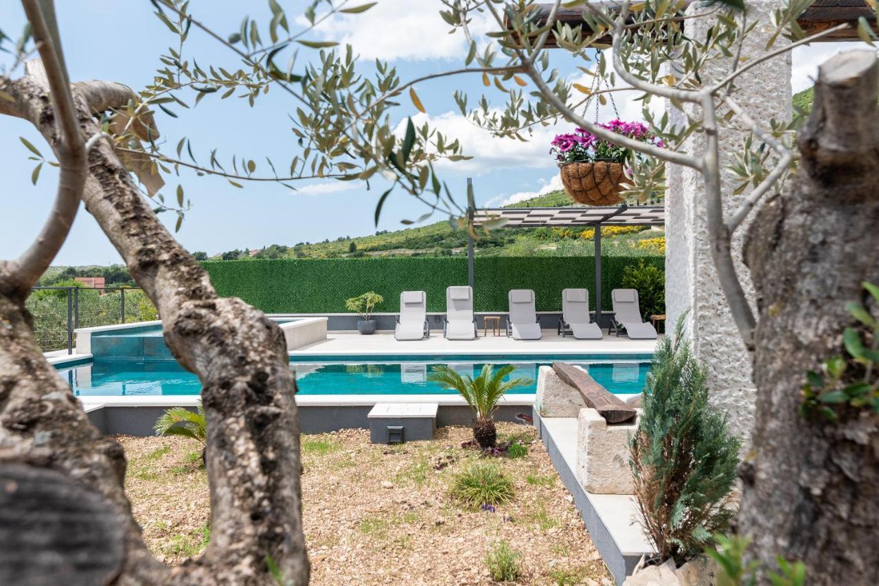 Apartments Dobrila Kaštel Novi Екстериор снимка