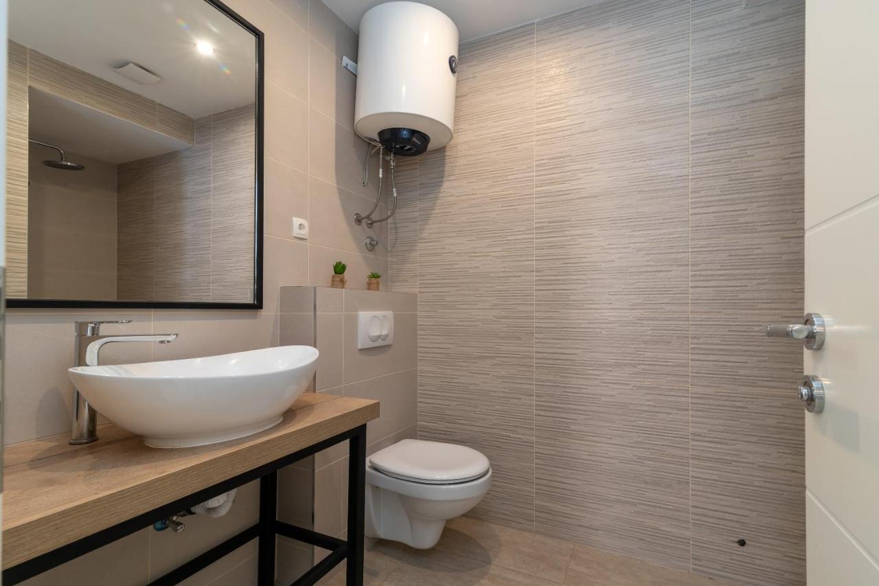 Apartments Dobrila Kaštel Novi Екстериор снимка