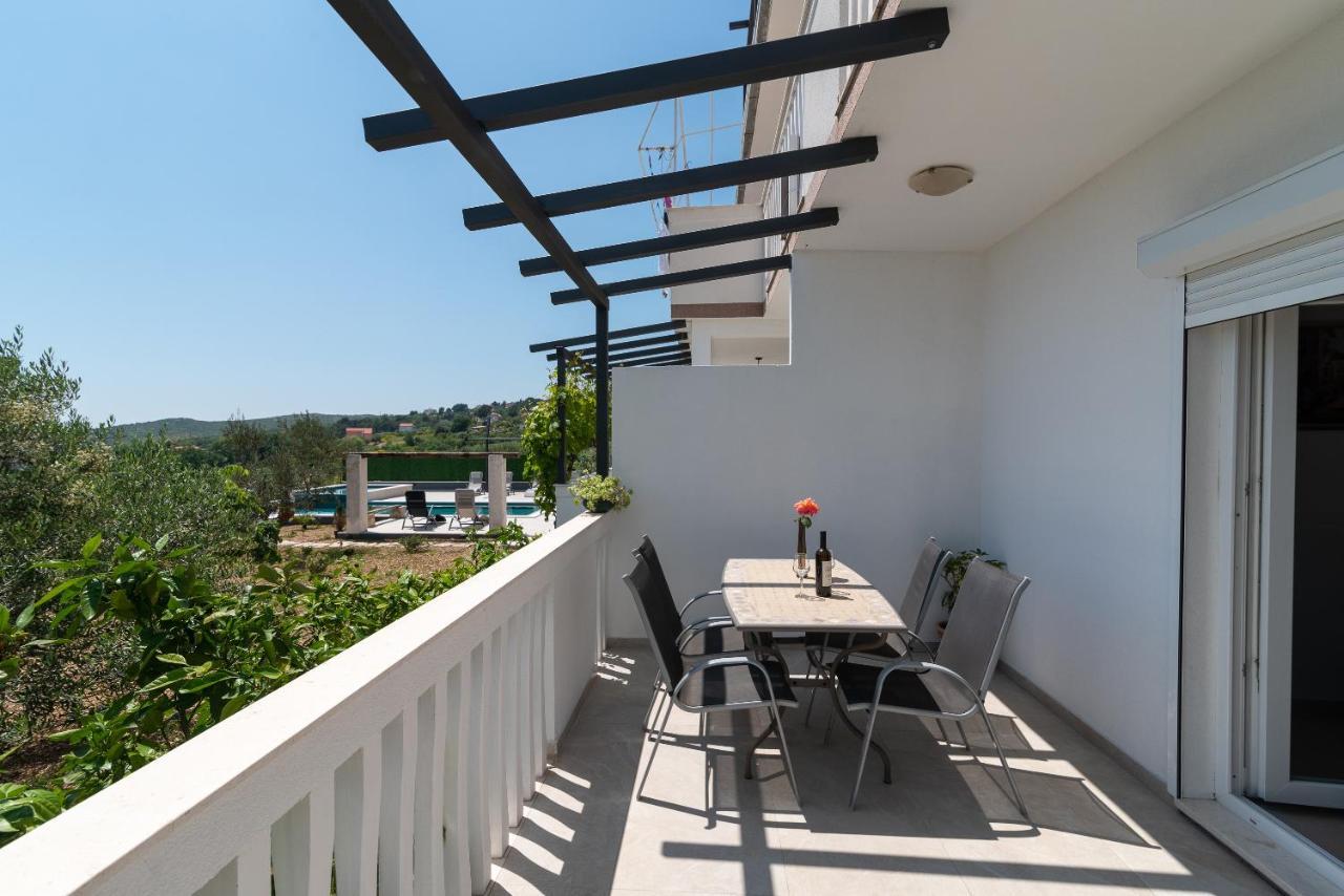 Apartments Dobrila Kaštel Novi Екстериор снимка