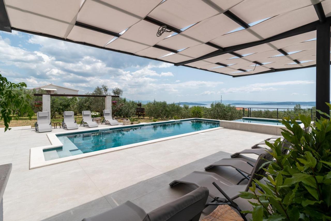 Apartments Dobrila Kaštel Novi Екстериор снимка